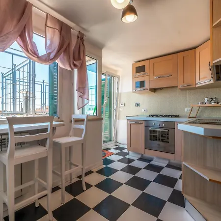 Cozy Penthouse With Terrace And View Διαμέρισμα *